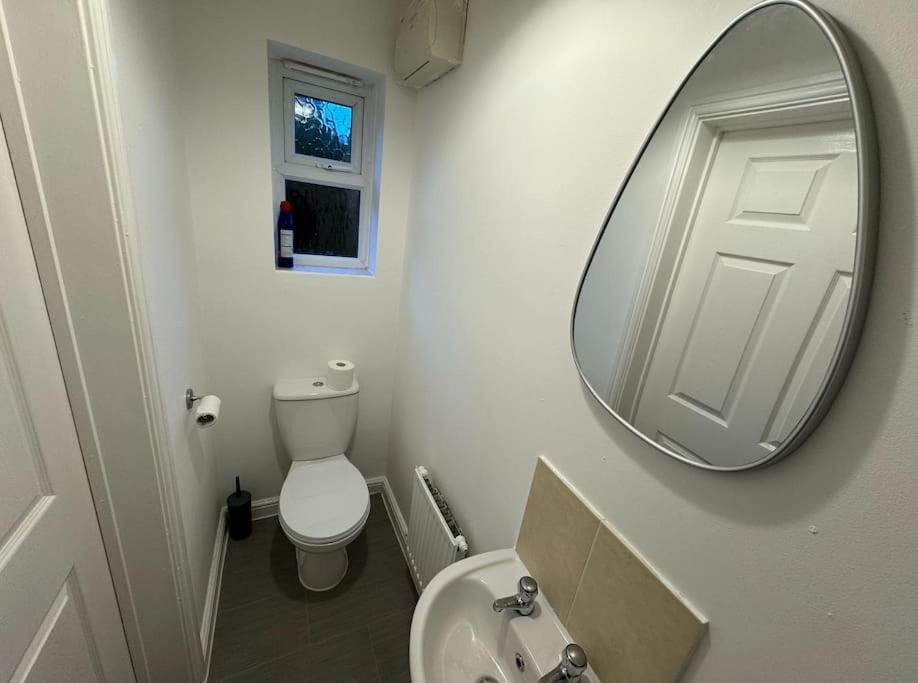 Modern Townhouse - 3 Bed 2.5 Bath 2 Private Gated Parking Villa Wellingborough Buitenkant foto