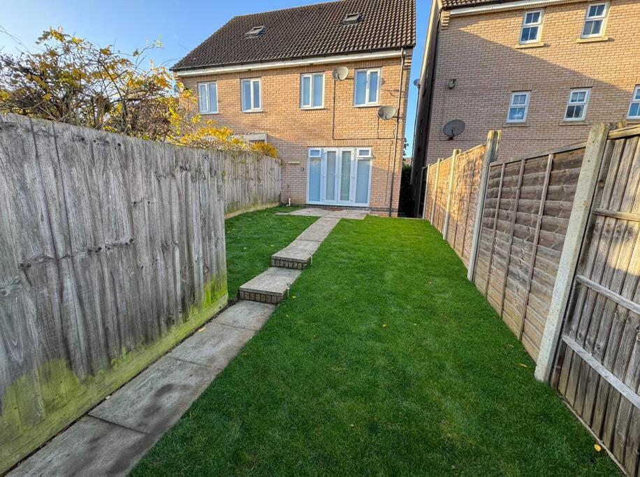 Modern Townhouse - 3 Bed 2.5 Bath 2 Private Gated Parking Villa Wellingborough Buitenkant foto