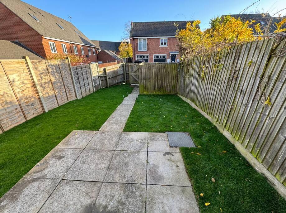Modern Townhouse - 3 Bed 2.5 Bath 2 Private Gated Parking Villa Wellingborough Buitenkant foto