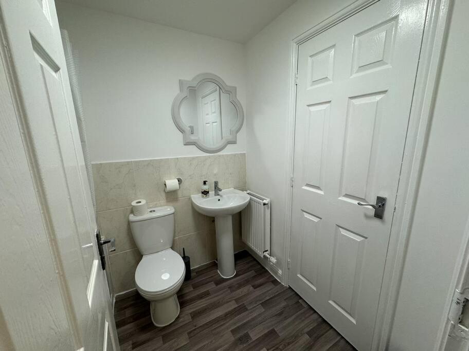 Modern Townhouse - 3 Bed 2.5 Bath 2 Private Gated Parking Villa Wellingborough Buitenkant foto
