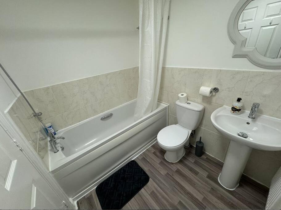 Modern Townhouse - 3 Bed 2.5 Bath 2 Private Gated Parking Villa Wellingborough Buitenkant foto