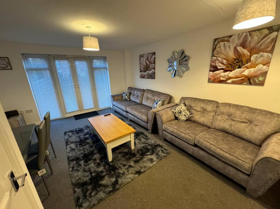 Modern Townhouse - 3 Bed 2.5 Bath 2 Private Gated Parking Villa Wellingborough Buitenkant foto