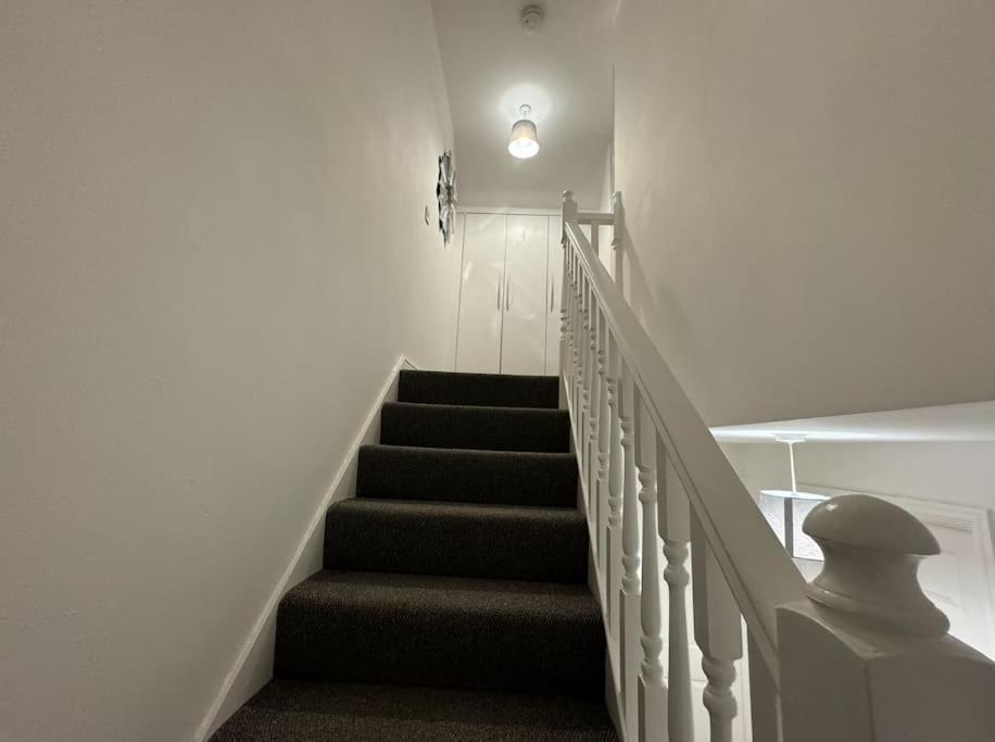 Modern Townhouse - 3 Bed 2.5 Bath 2 Private Gated Parking Villa Wellingborough Buitenkant foto